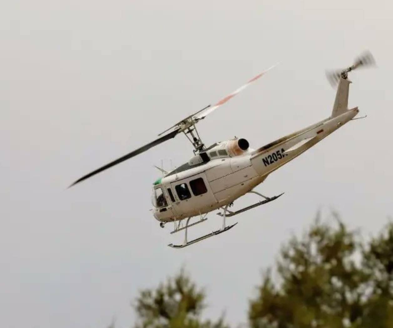 Helicóptero realiza aterrizaje forzoso en zona de incendio forestal en Arteaga