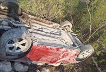 Familia sufre volcadura en la Curva la Morena tras choque provocado por auto fugitivo