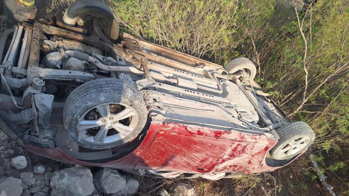 Familia sufre volcadura en la Curva la Morena tras choque provocado por auto fugitivo Familia sufre volcadura en la Curva la Morena tras choque provocado por auto fugitivo