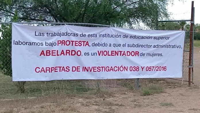 Aparecen mantas con consignas contra administrativo del ITSM