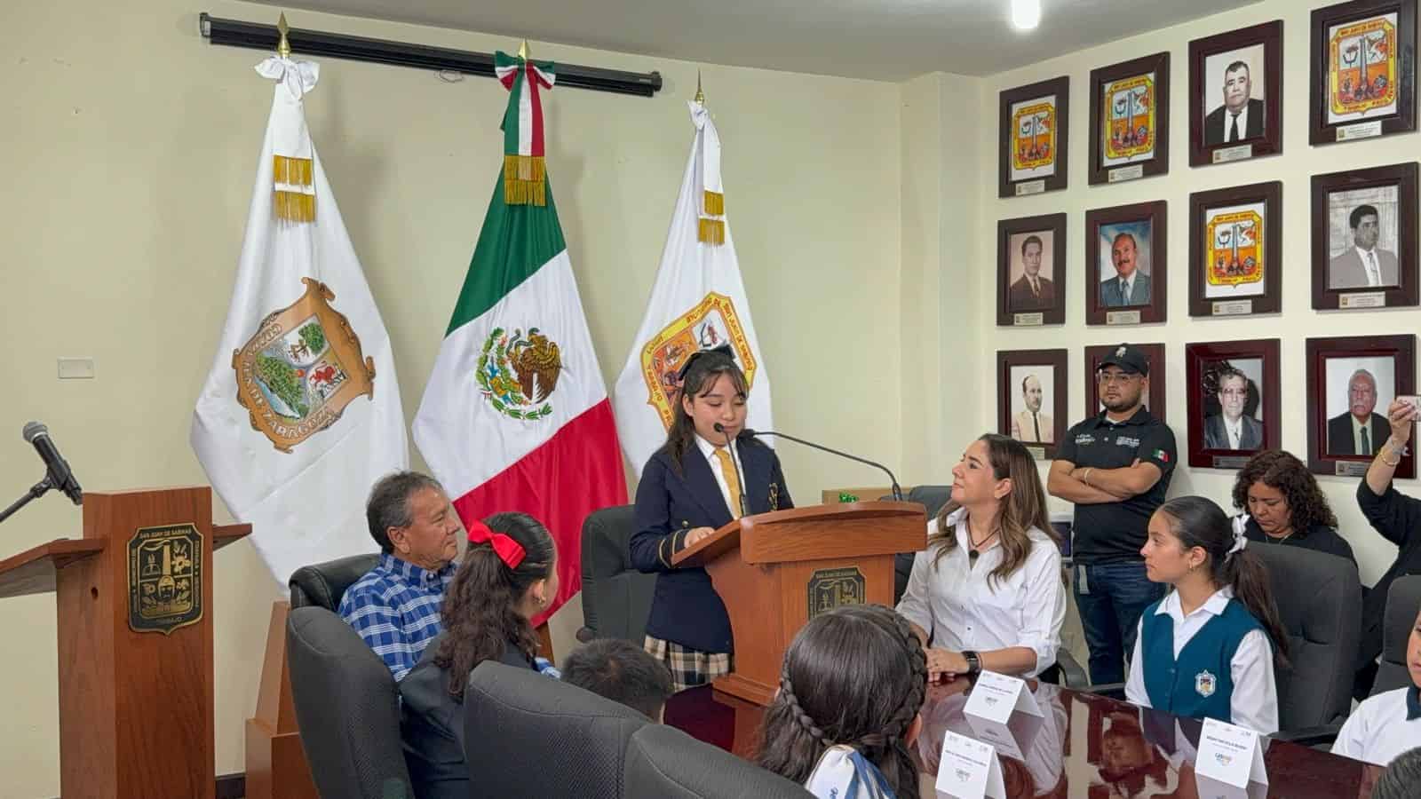 Agradece Renata apoyo de sus padres y maestra