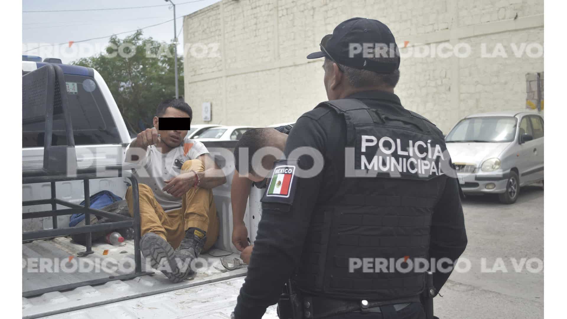 Néstor Gerardo Decena Serrato fue sorprendido drogándose en la calle.