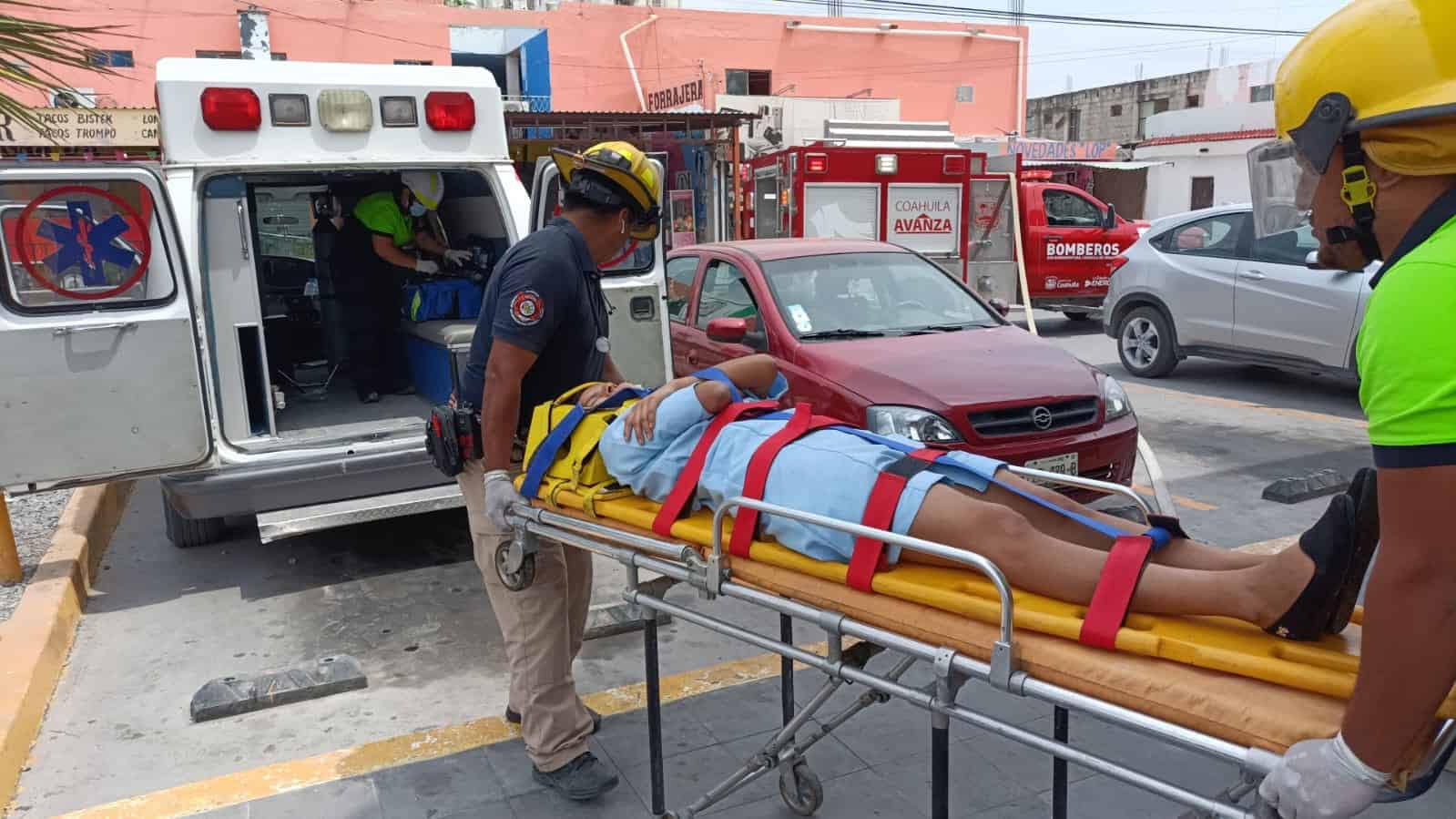 Una trabajadora resultó lesionada al caer de su propia altura.