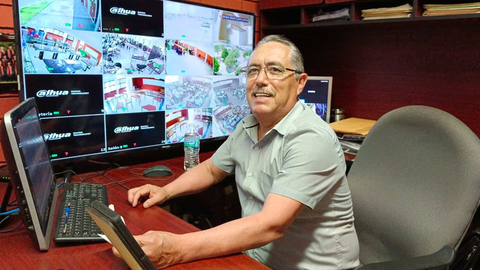 Mario Gutiérrez Martínez director del CECyTEC Agujita.