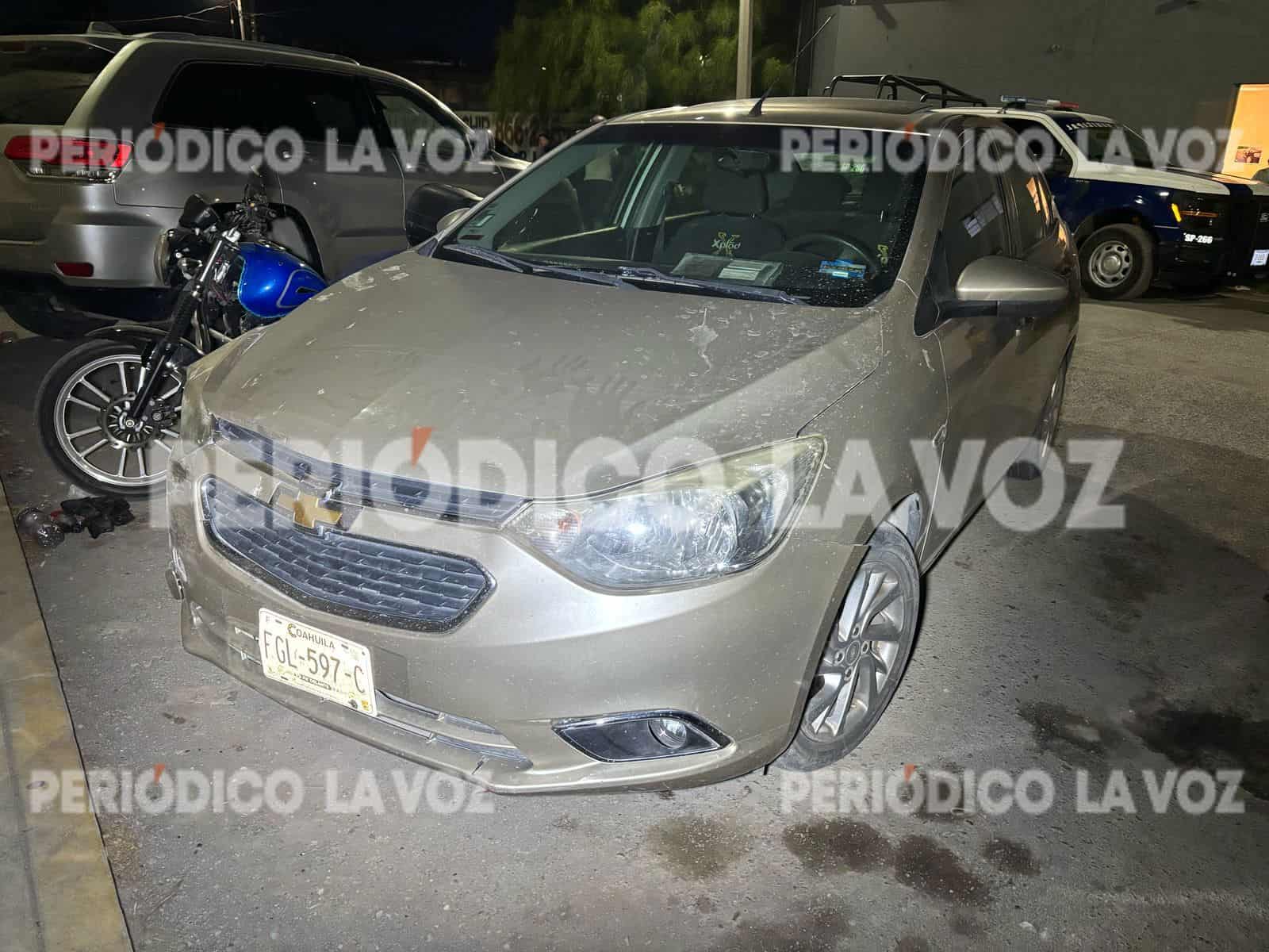 El conductor del automóvil Chevrolet Aveo trató de darse a la fuga tras el accidente. 