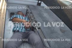 Se queda borracho dormido en banqueta