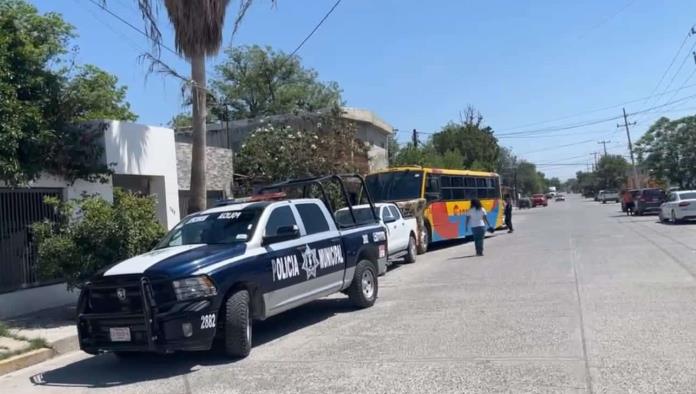 Camión de pasajeros atropella a madre e hija en el Centro de Sabinas