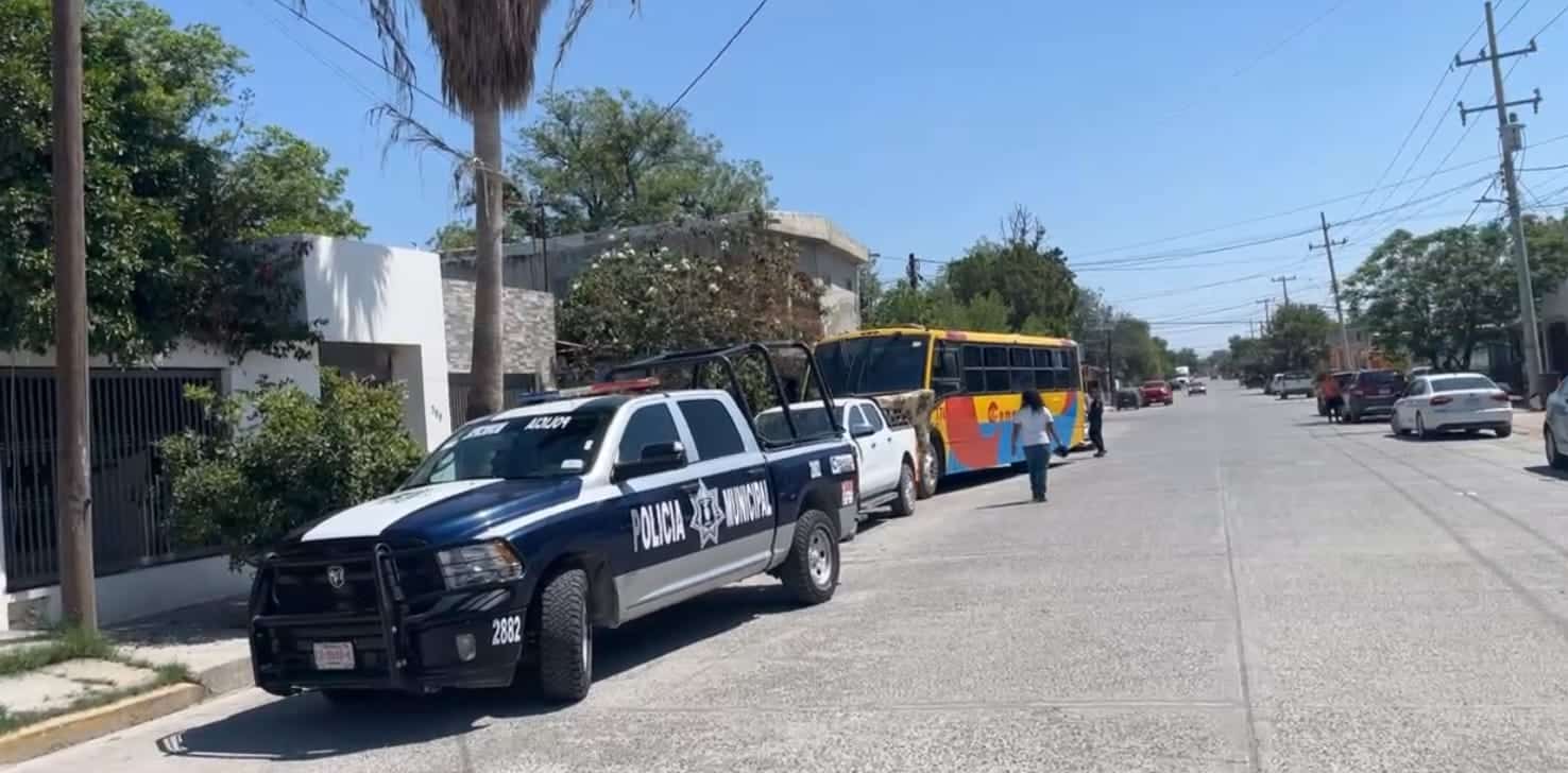 Camión de pasajeros atropella a madre e hija en el Centro de Sabinas