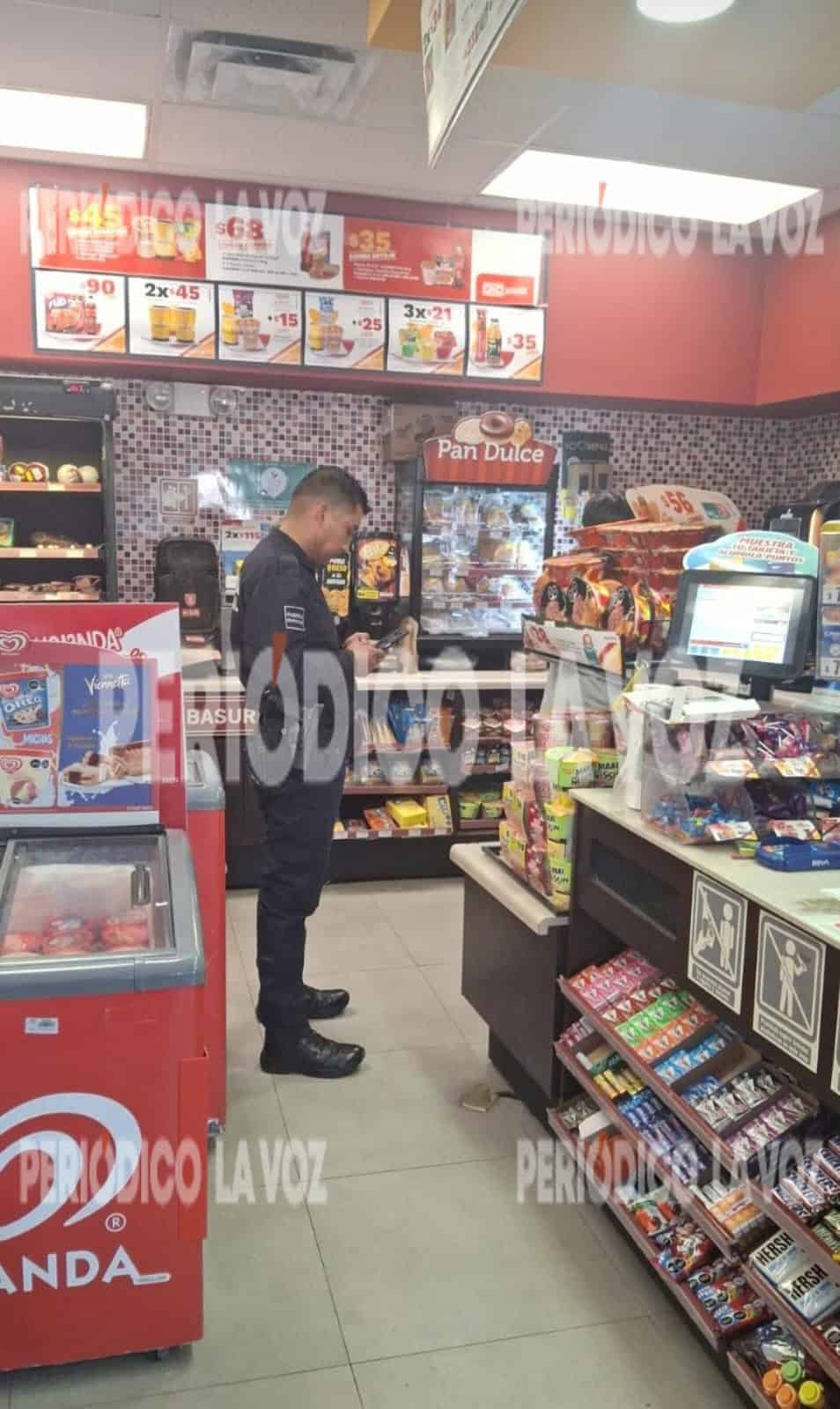 Elementos de Seguridad Pública Municipal acudieron al sitio minutos después del atraco.