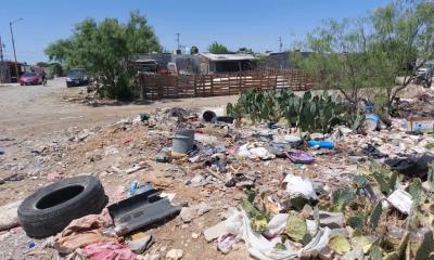 Viven vecinos entre  escombros y basura