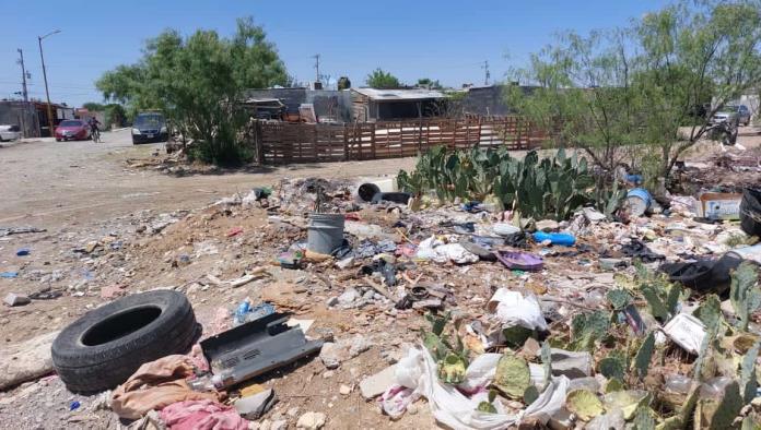 Viven vecinos entre  escombros y basura