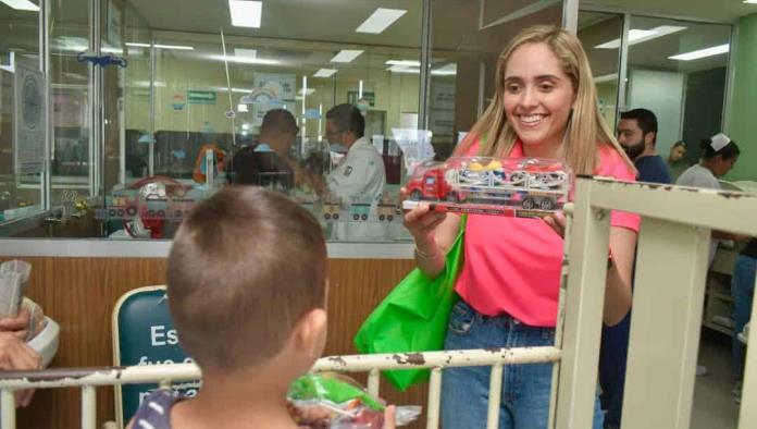 Visita Mavi Sosa a niños hospitalizados