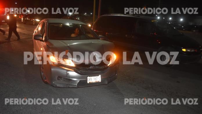 Emoción por viaje la hace chocar