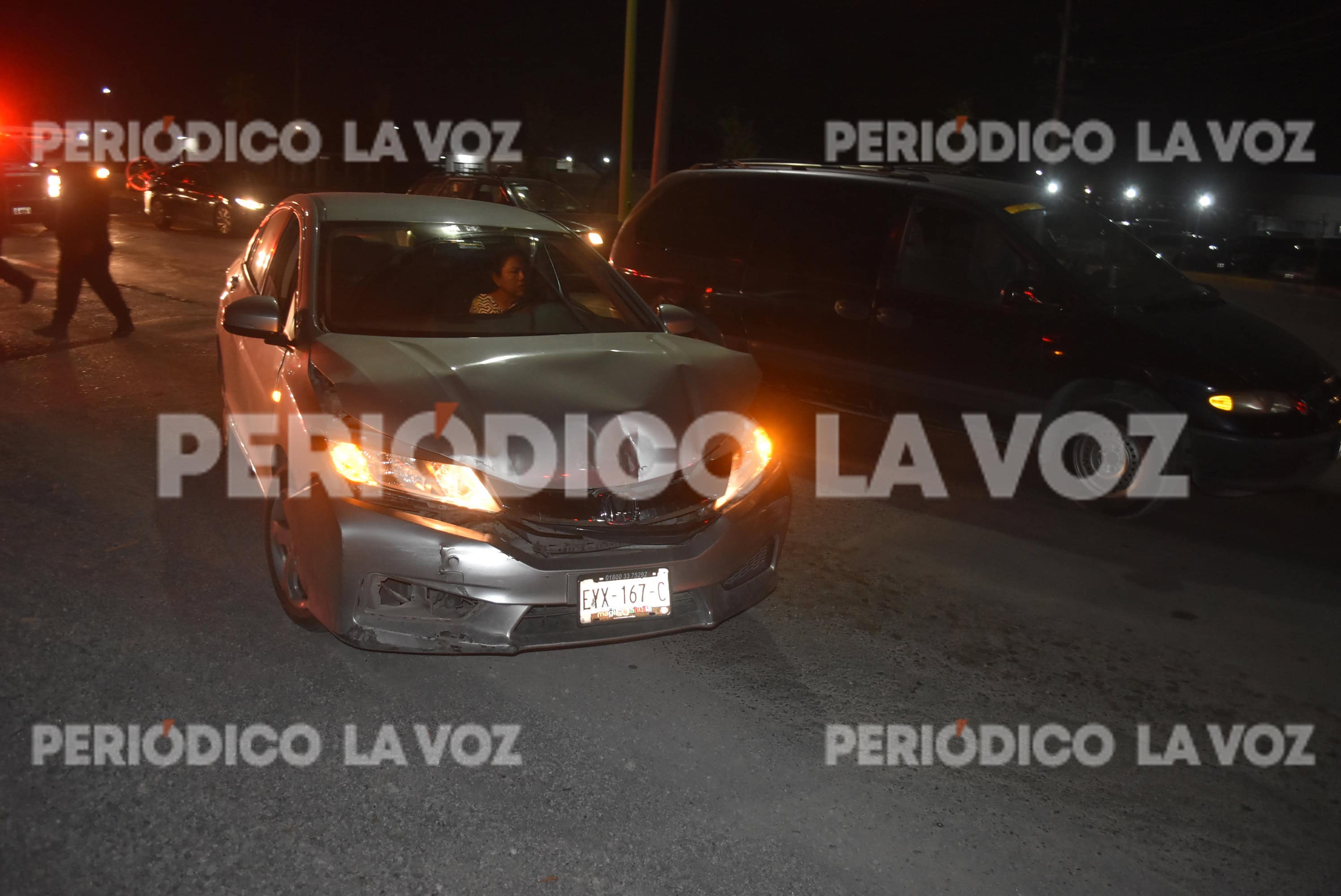 La camioneta Voyager se encontraba detenida en espera del semáforo cuando fue impactada. 