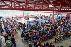 Festeja Carlos a niñas y niños