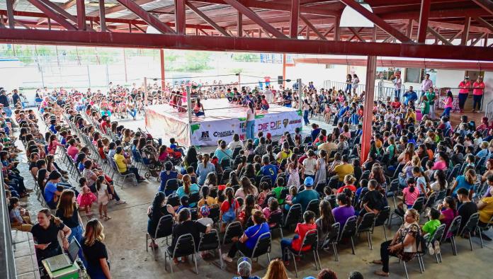 Festeja Carlos a niñas y niños
