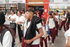 Disfrutan alumnos de la Feria del Libro