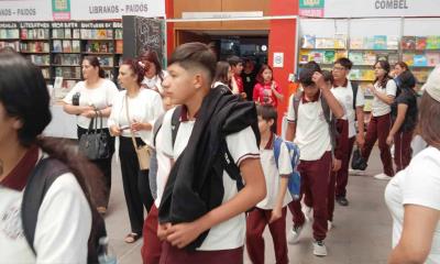 Disfrutan alumnos de la Feria del Libro