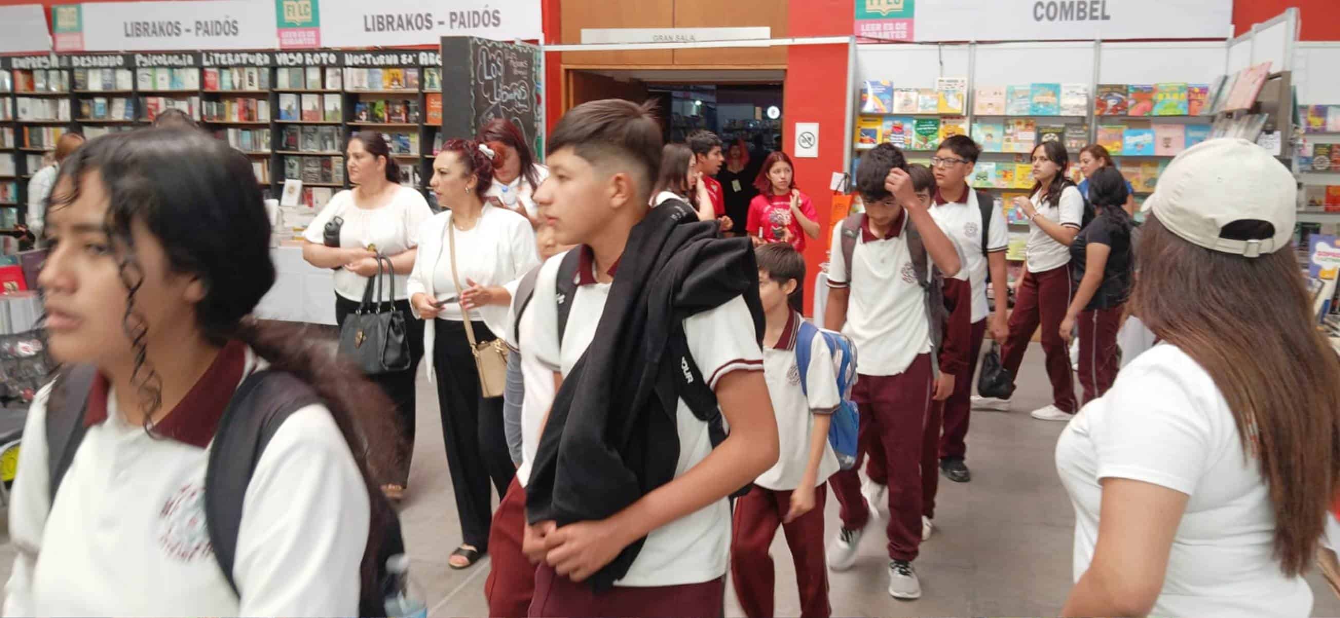 Disfrutan alumnos de la Feria del Libro