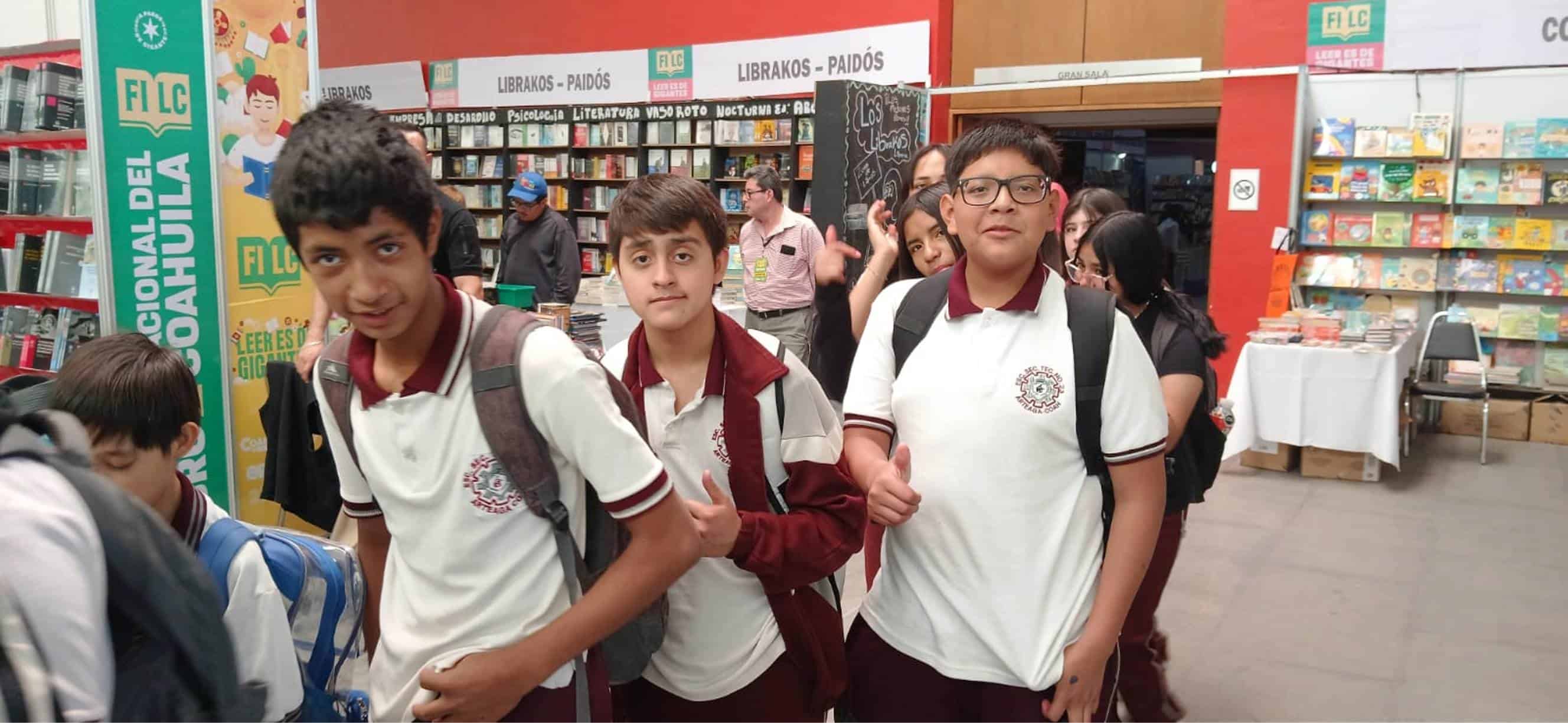 Disfrutan alumnos de la Feria del Libro