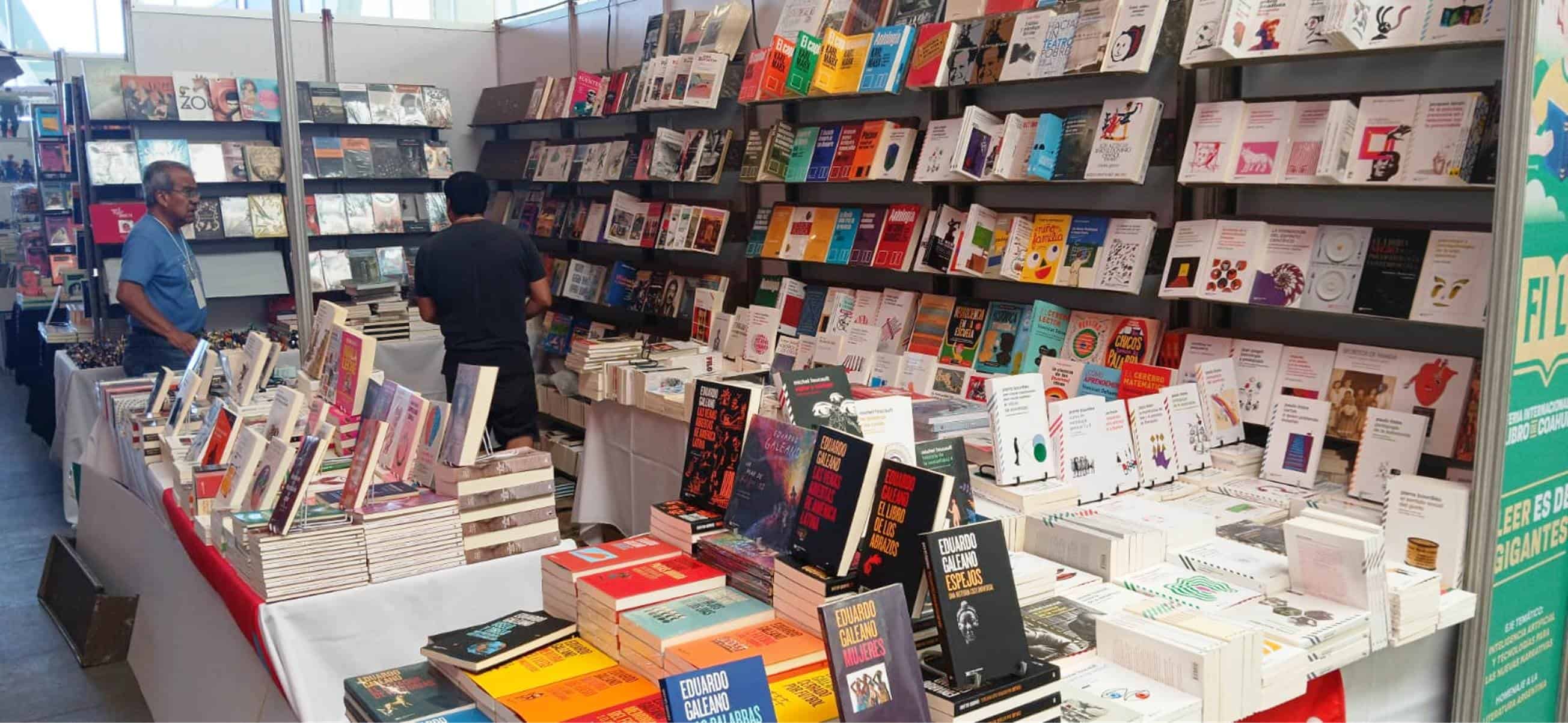 Disfrutan alumnos de la Feria del Libro