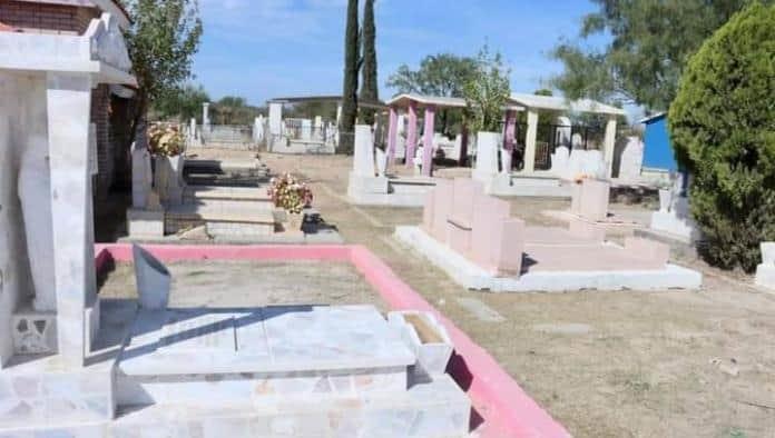 Limpian panteón de Nueva Rosita