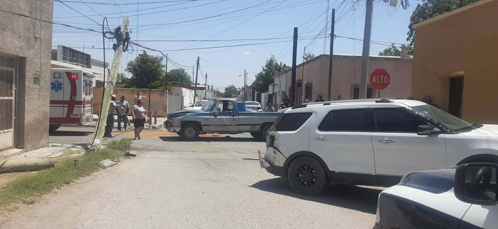 Choque Entre Camionetas en Allende Deja Dos Lesionados y Daños al Cableado Telefónico