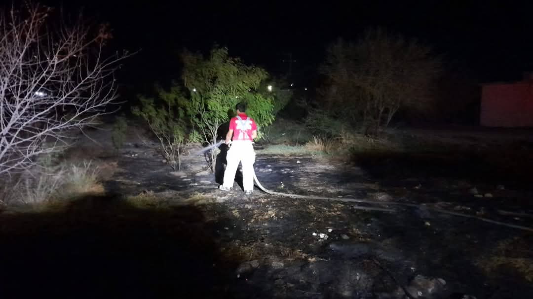 Atiende Bomberos incendio de zacatal en Manantial