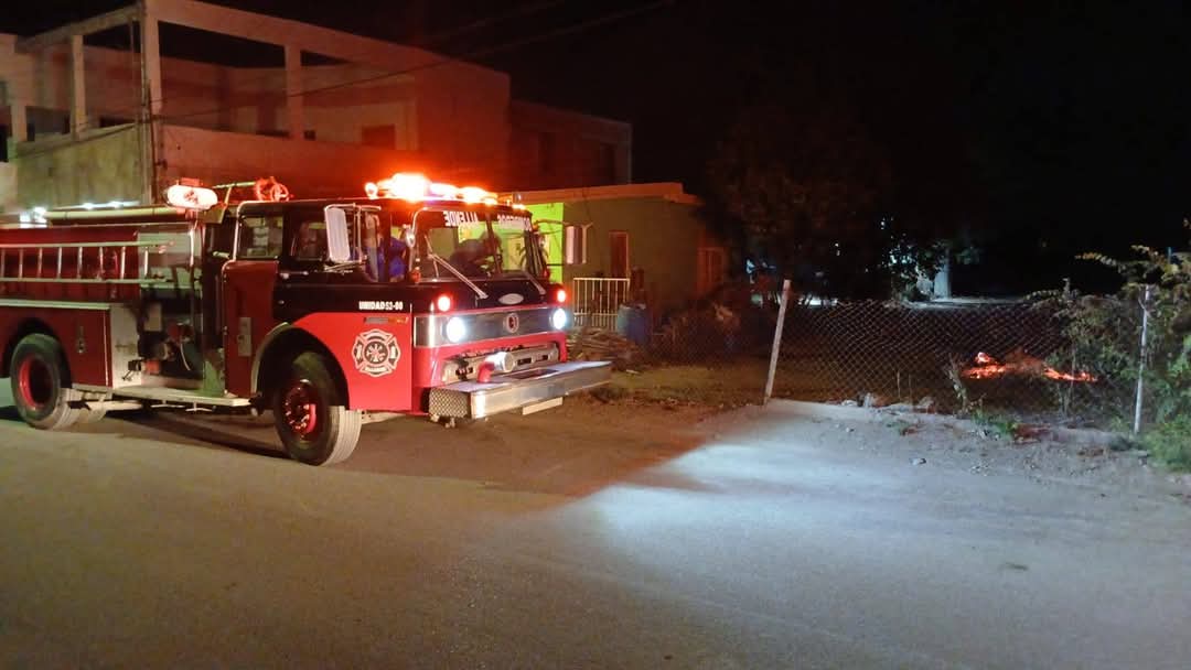 Atiende Bomberos incendio de zacatal en Manantial