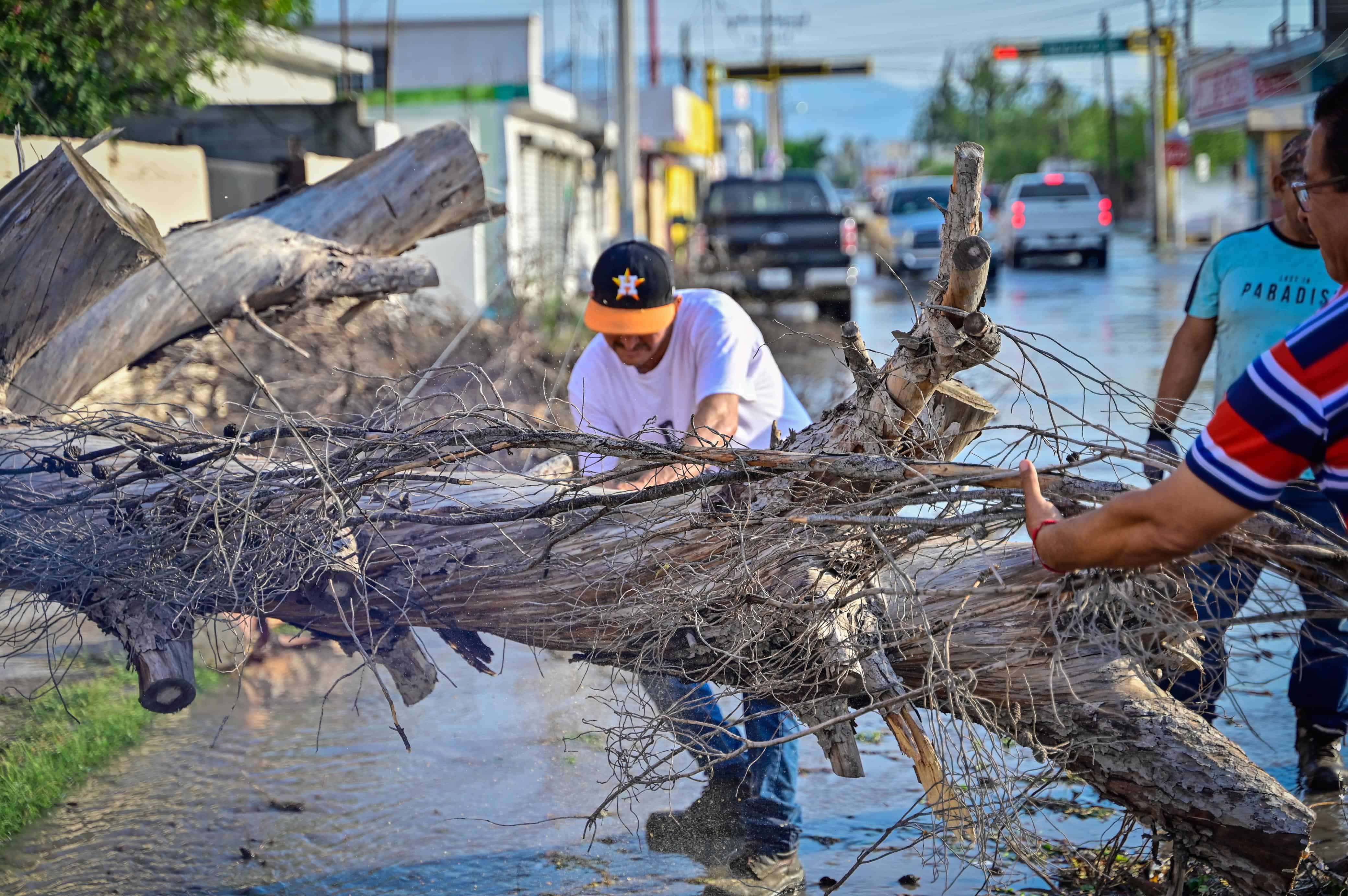 Encabeza Carlos Villarreal operativo de atención ciudadana por lluvias
