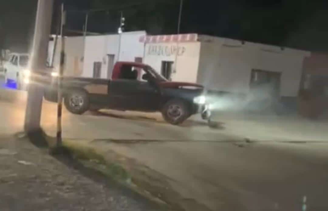 Conductor Ebrio Choca un Mustang y Huye en Nava