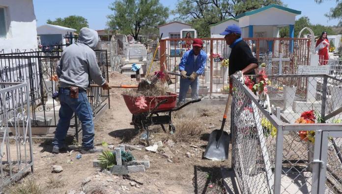 Instruye Óscar Ríos limpieza en panteón Santa Rosa de Nueva Rosita