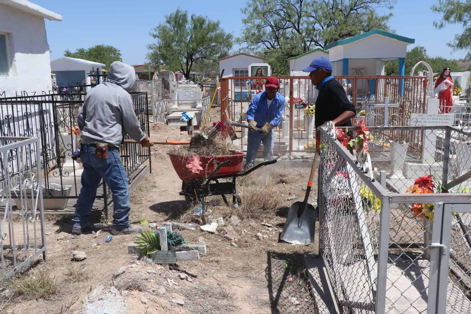 Instruye Óscar Ríos limpieza en panteón Santa Rosa de Nueva Rosita