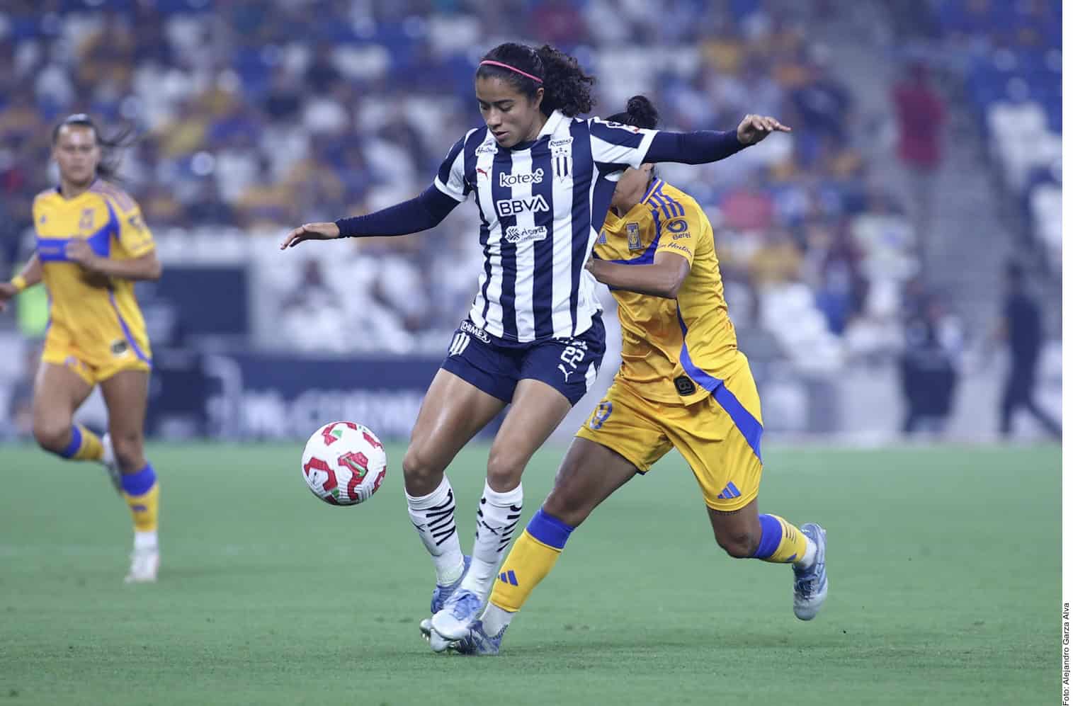 Anuncian castigo para Diana García tras entrada sobre Ovalle 