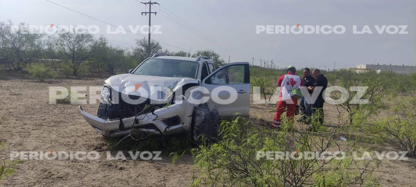 La Nissan Frontier gris terminó fuera de la cinta asfáltica luego que su conductor esquivó un vehículo que se le atravesó al paso.