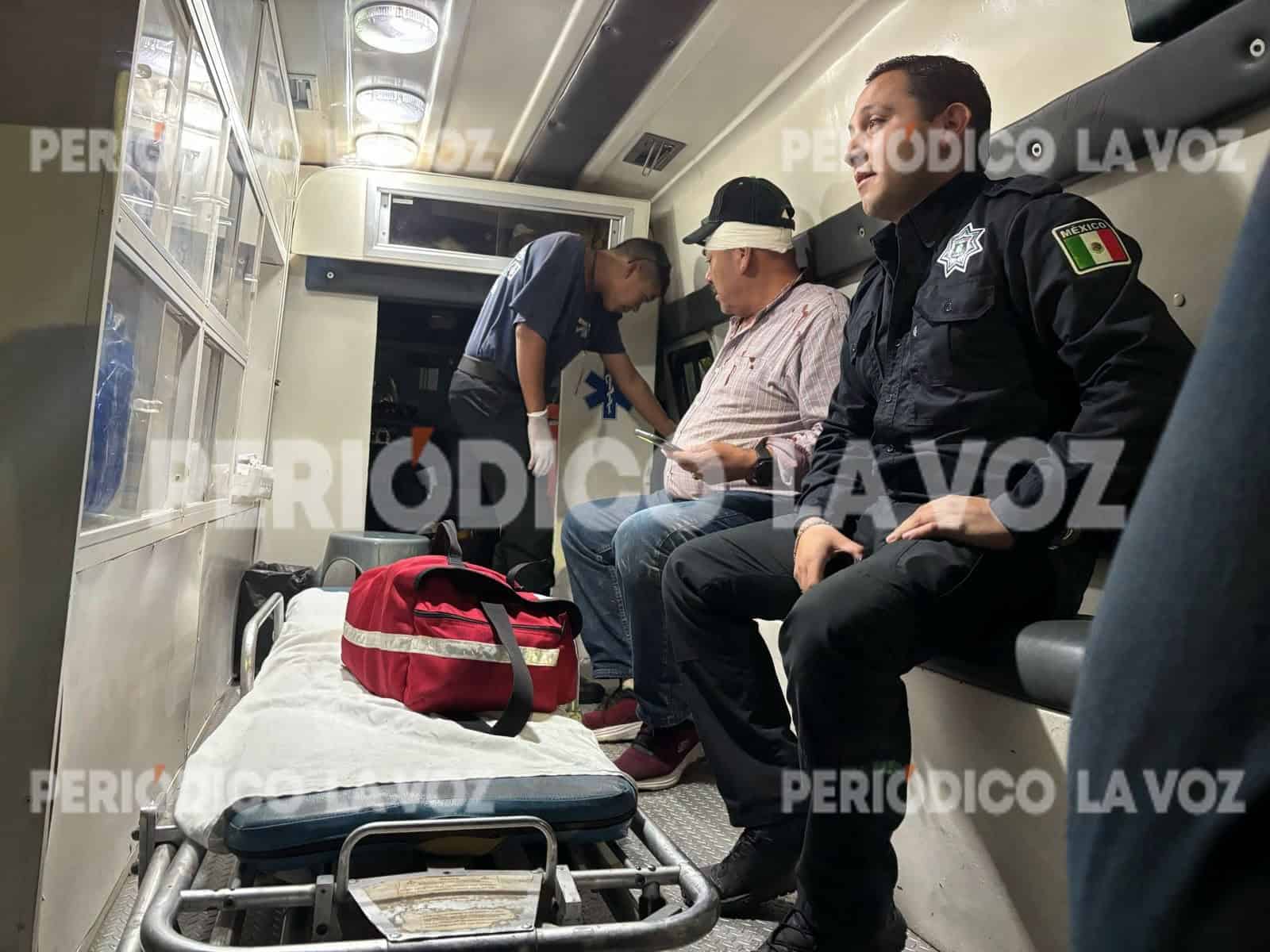 Socorristas del grupo Arumph brindaron atención médica al conductor responsable, quien fue trasladado al hospital bajo resguardo policial.
