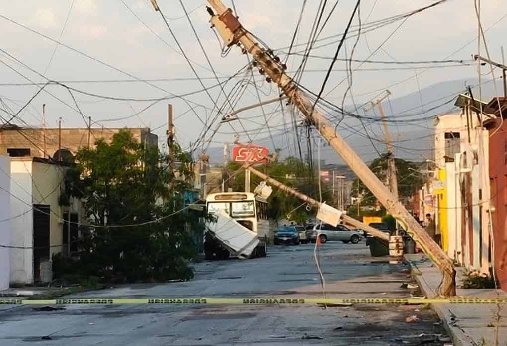 Postes caídos y árboles provocaron que diversos sectores se quedarán sin luz.