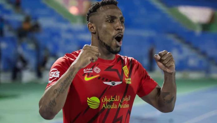 Julián Quiñones brilla con un doblete en Arabia
