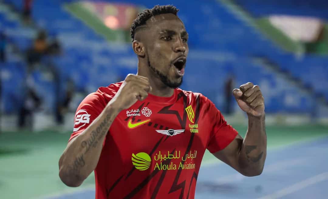 Julián Quiñones brilla con un doblete en Arabia