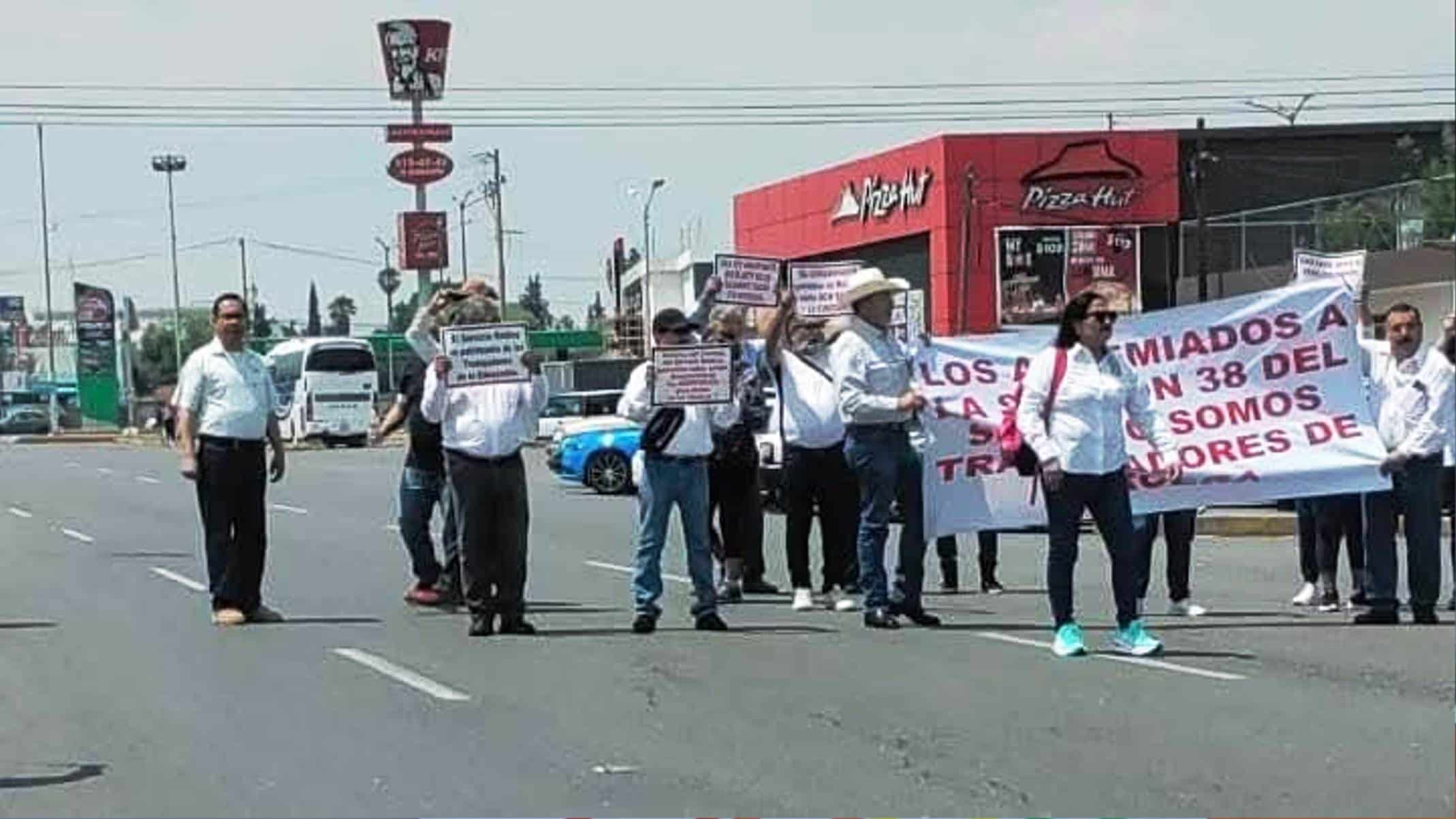 Bloquean maestros el Bulevar Cárdenas Bloquean maestros el Bulevar Cárdenas