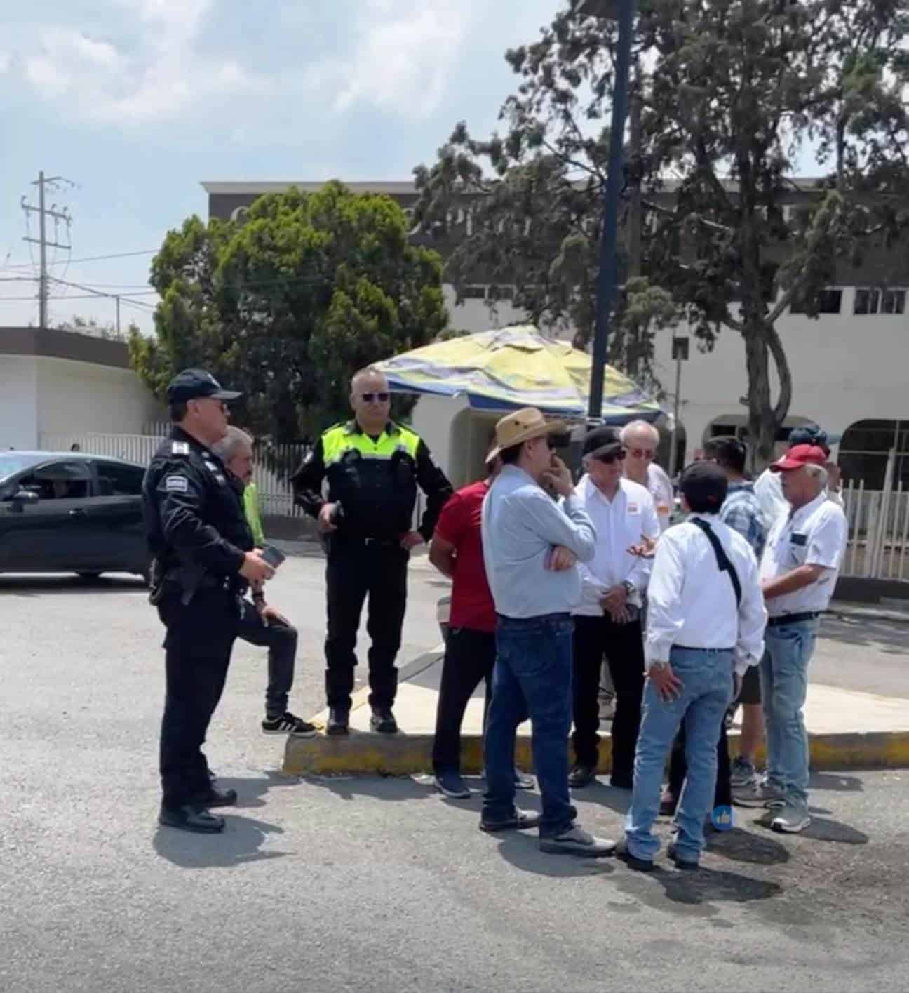 Bloquean maestros el Bulevar Cárdenas