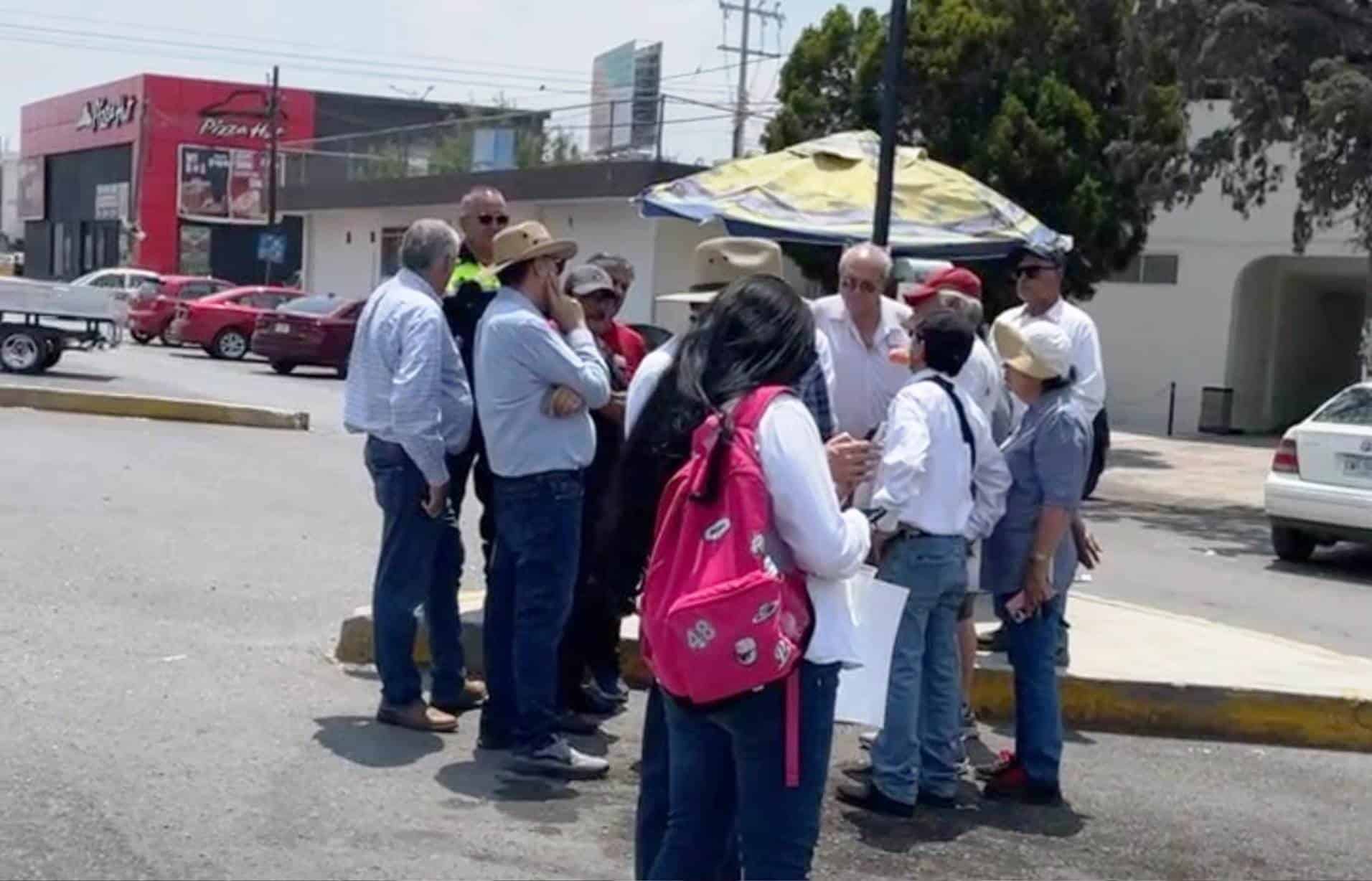 Bloquean maestros el Bulevar Cárdenas