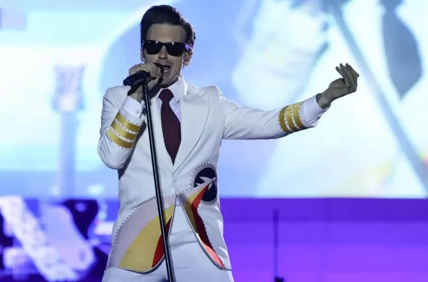 Drake Bell corta su show en Puebla y despide a su técnico de audio en pleno escenario