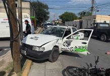 Motociclista resulta lesionado tras chocar contra taxi en la zona centro de Acuña