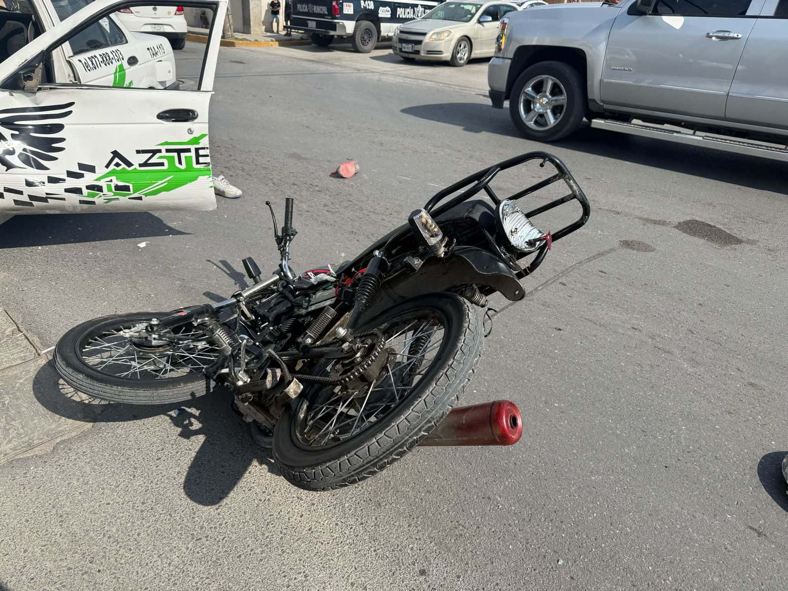 Motociclista resulta lesionado tras chocar contra taxi en la zona centro de Acuña