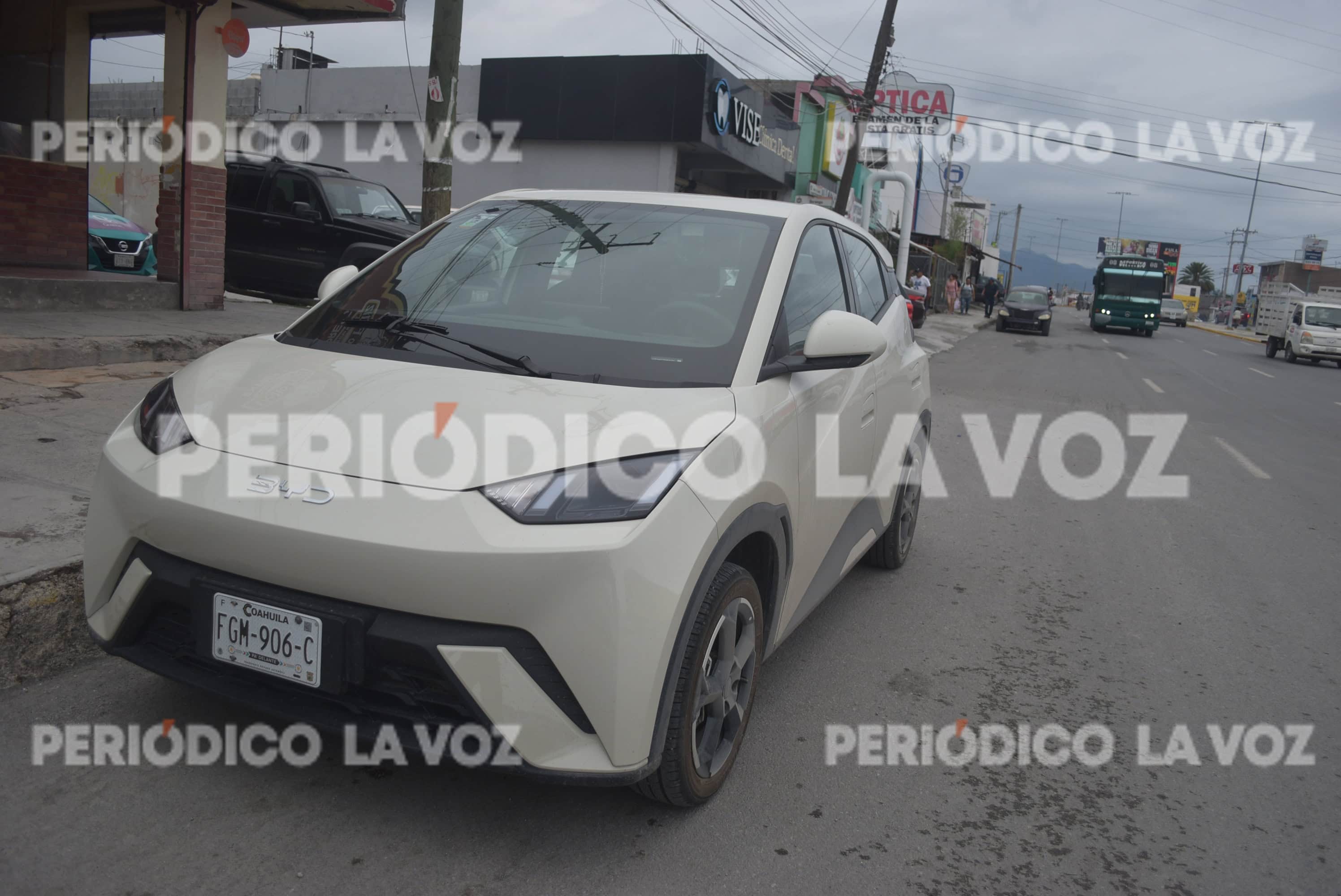 El automóvil eléctrico presentó daños leves en la carrocería.