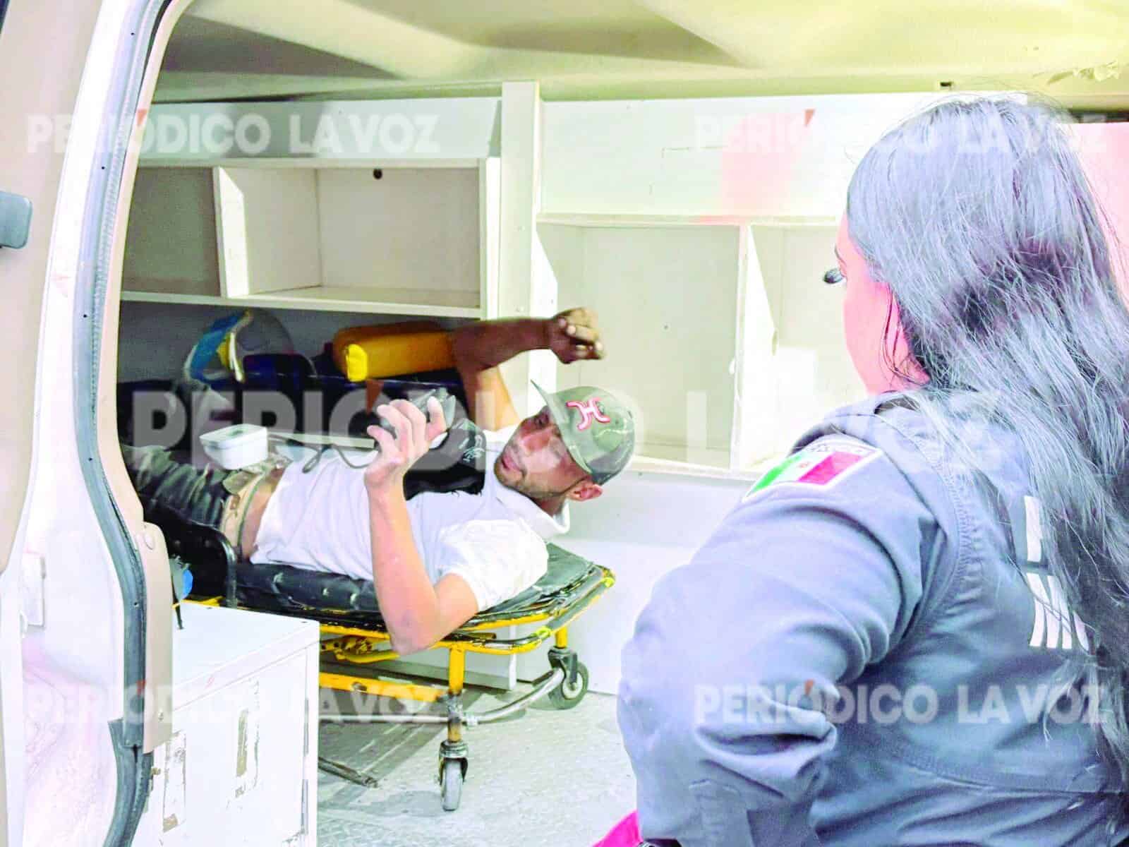 Irving fue auxiliado por paramédicos del GRUM tras clavarse una varilla en el pie.