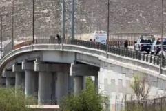 Rescatan a hombre que intentaba lanzarse de un puente tras 2 horas de diálogo