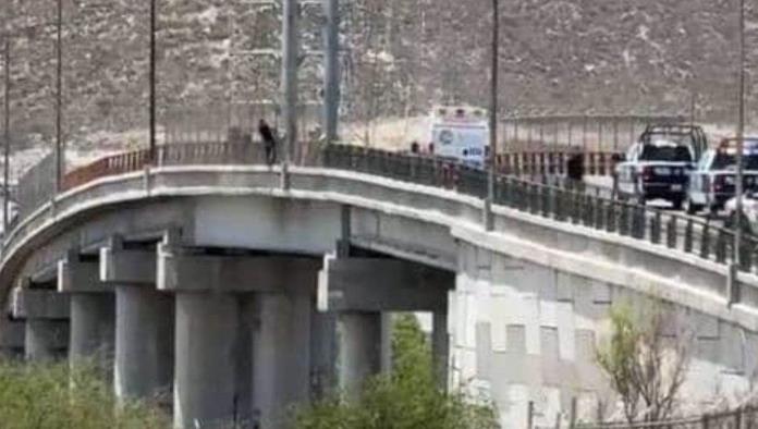 Rescatan a hombre que intentaba lanzarse de un puente tras 2 horas de diálogo