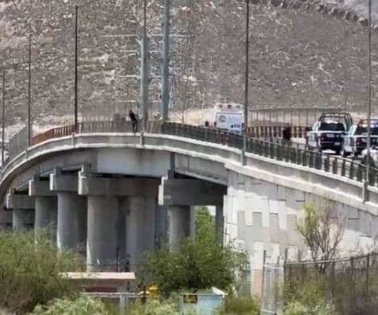Rescatan a hombre que intentaba lanzarse de un puente tras 2 horas de diálogo